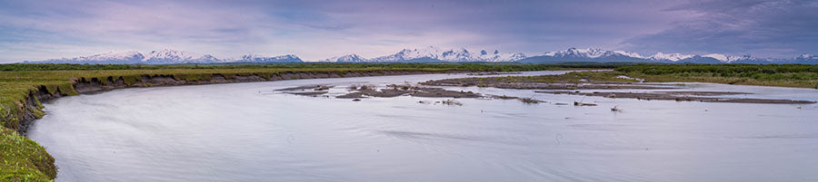 平原を流れるアラスカ半島の川の風景