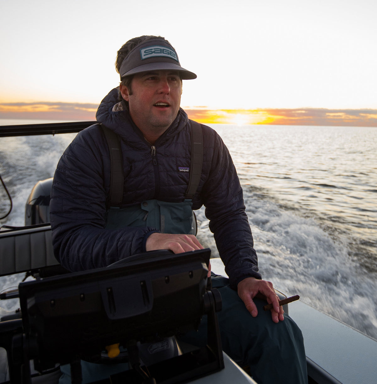 夕日を背にスキフを走らせるCapt. Chris Adams