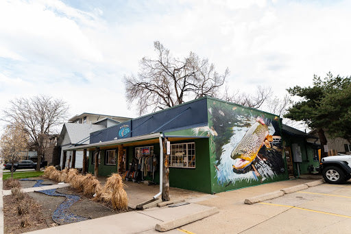 トラウトの大きな壁画が描かれたRocky Mountain Anglersの店舗外観