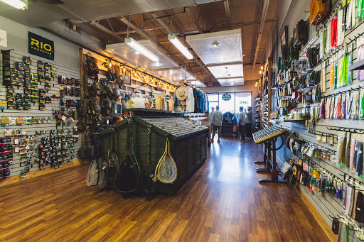 フライやロッド、小物がずらりと並ぶArbor Anglersの明るい店内