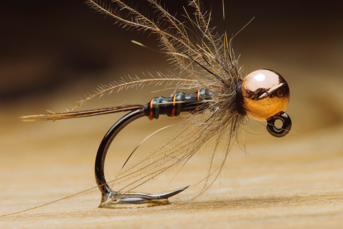 木の台の上に置かれた完成したHot Wire CDC Pheasant Tail